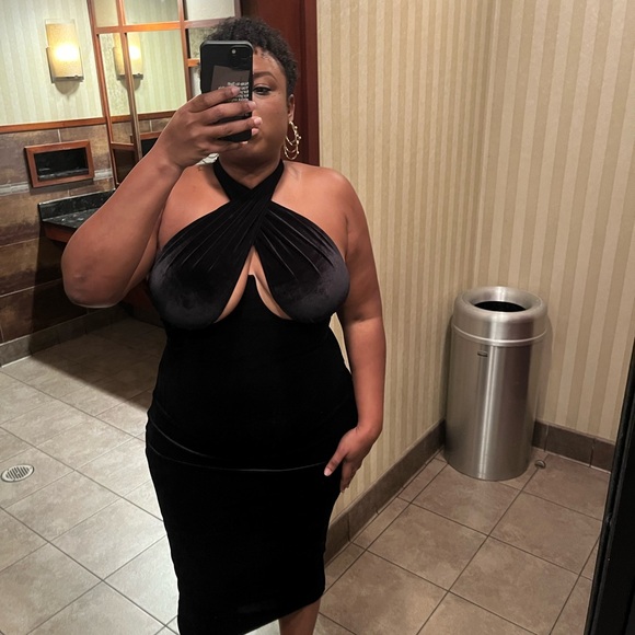 Elegant Black Midi Dress - Picture 2 of 5